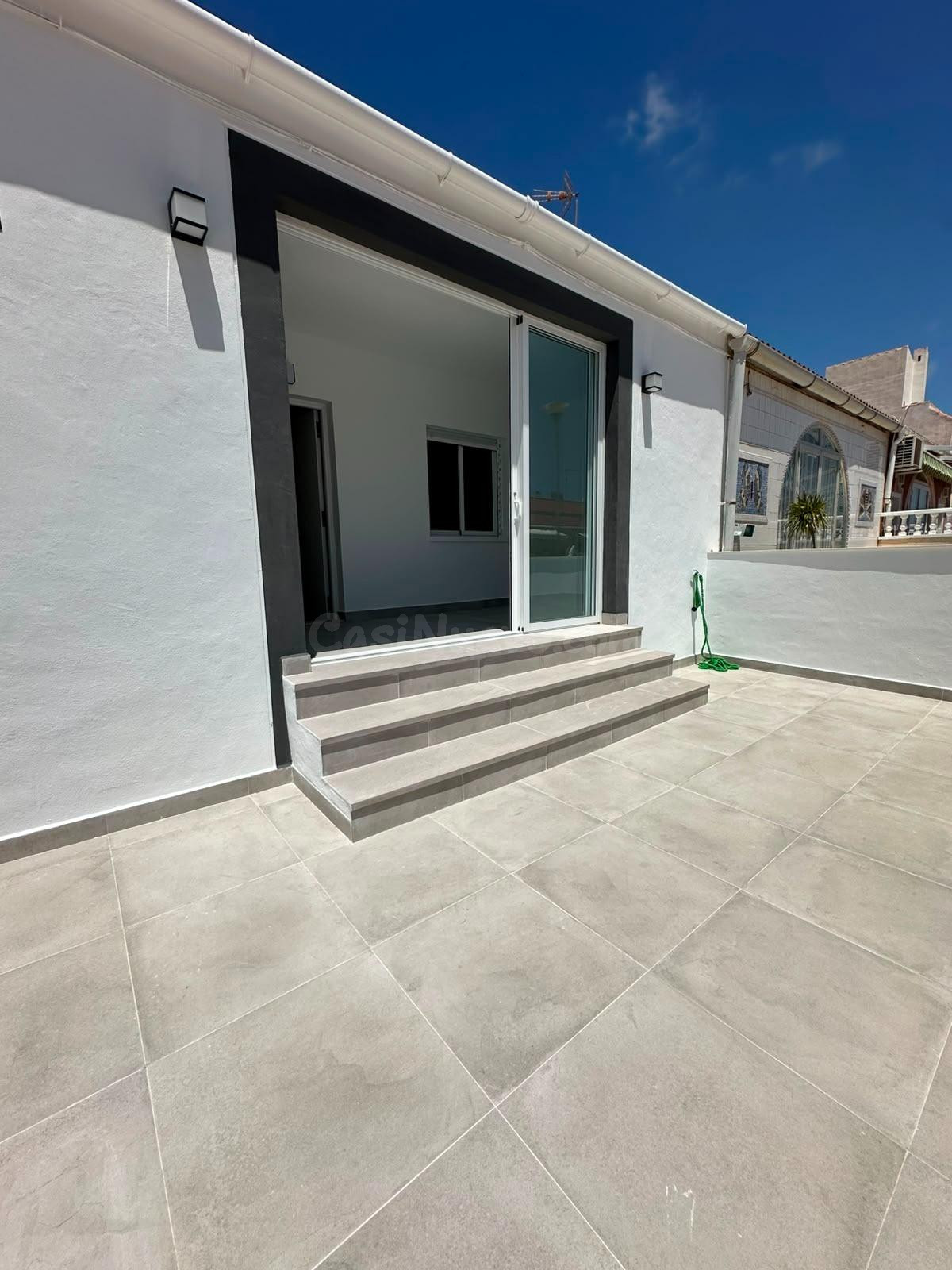 BUNGALOW ADOSADO DE 2 DORMITORIOS EN LA SIESTA (TORREVIEJA) - foto 2