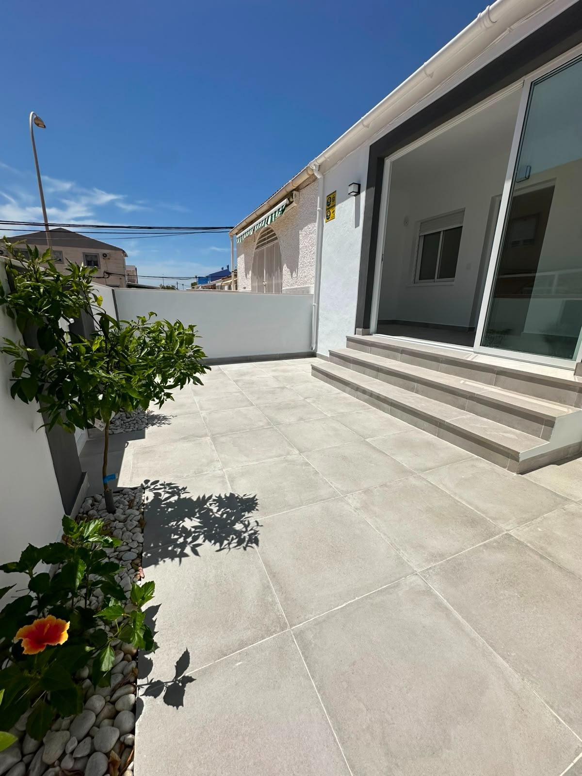 BUNGALOW ADOSADO DE 2 DORMITORIOS EN LA SIESTA (TORREVIEJA) - foto 3