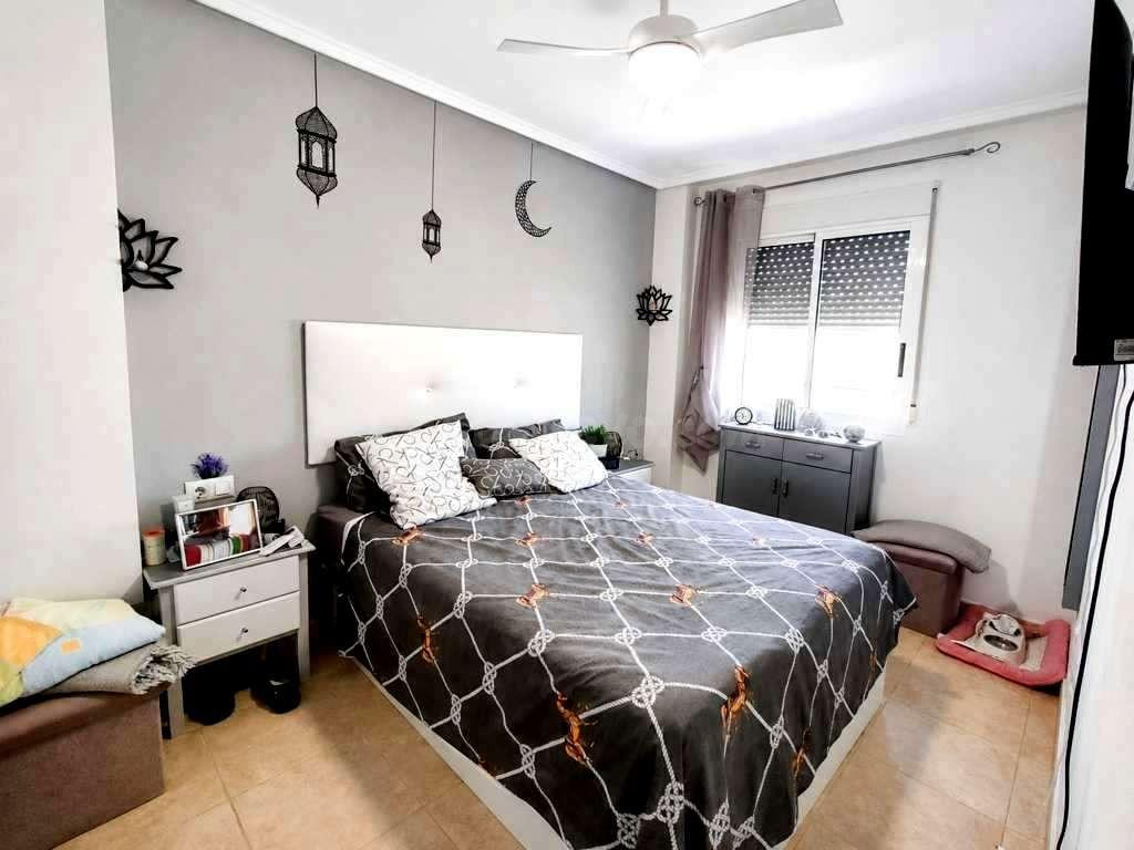 Disfrute del Sol en su Oasis Privado: Adosado en Torrevieja - foto 2
