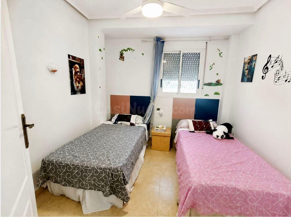 Disfrute del Sol en su Oasis Privado: Adosado en Torrevieja - foto 3