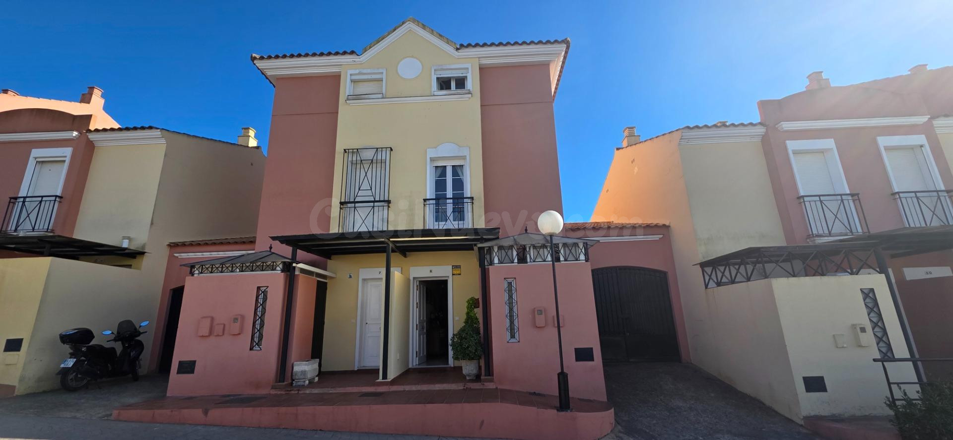 ADOSADO DE 4 DORMITORIOS CON GARAJE PRIVADO, PATIO Y VISTAS AL MAR EN ISLANTILLA GOLF