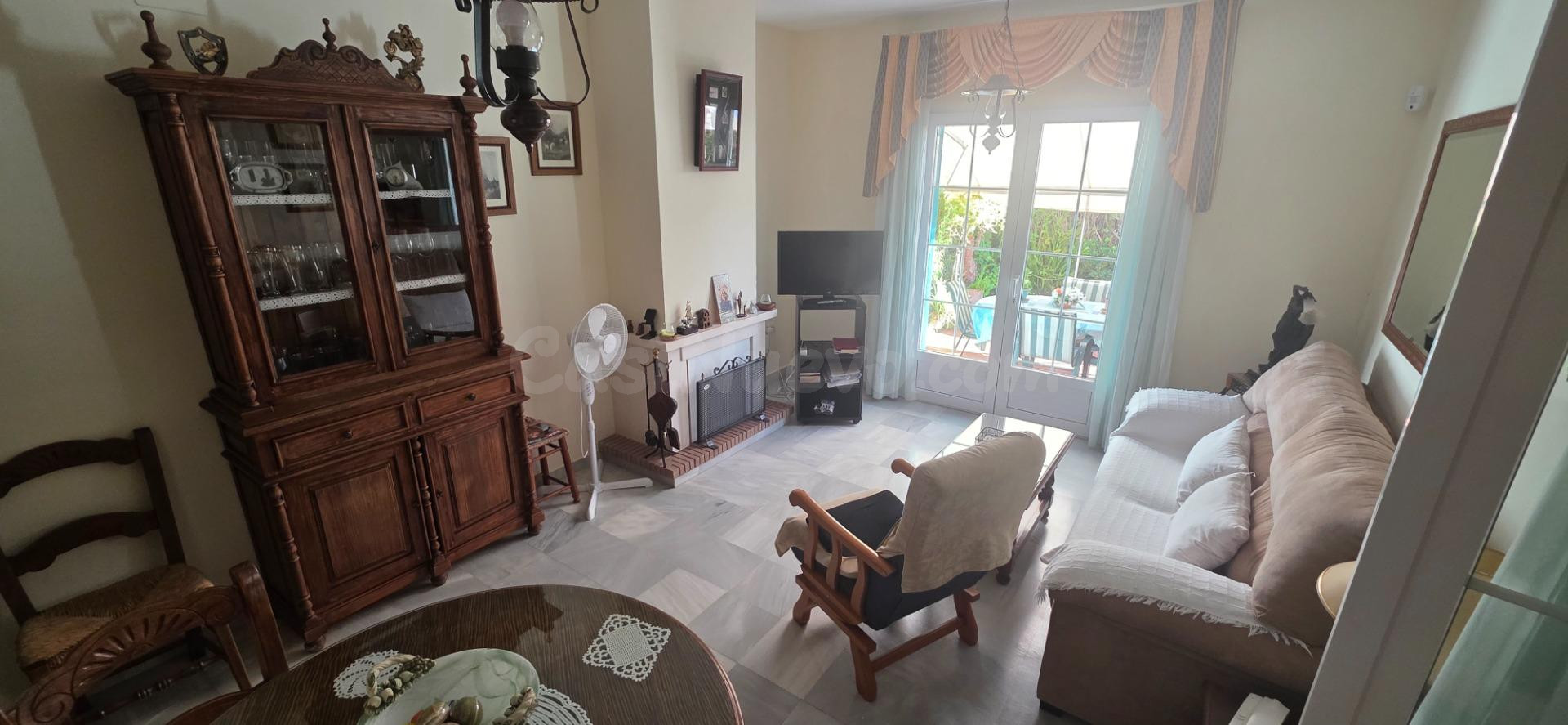 ADOSADO DE 4 DORMITORIOS CON GARAJE PRIVADO, PATIO Y VISTAS  - foto 2