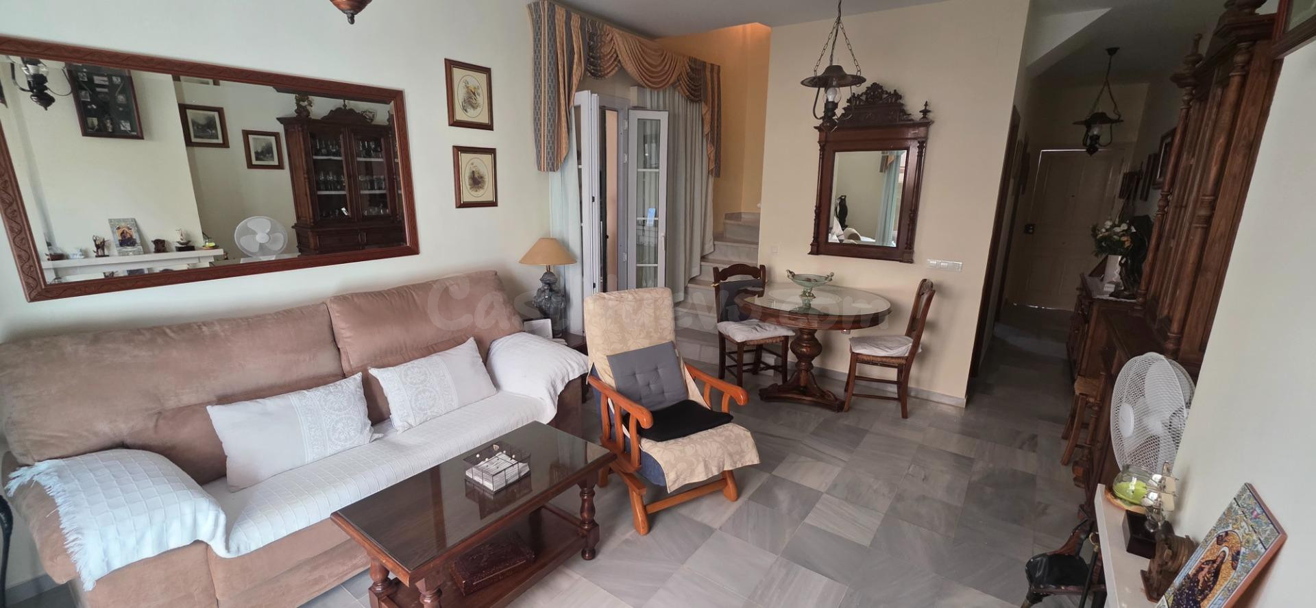 ADOSADO DE 4 DORMITORIOS CON GARAJE PRIVADO, PATIO Y VISTAS  - foto 4