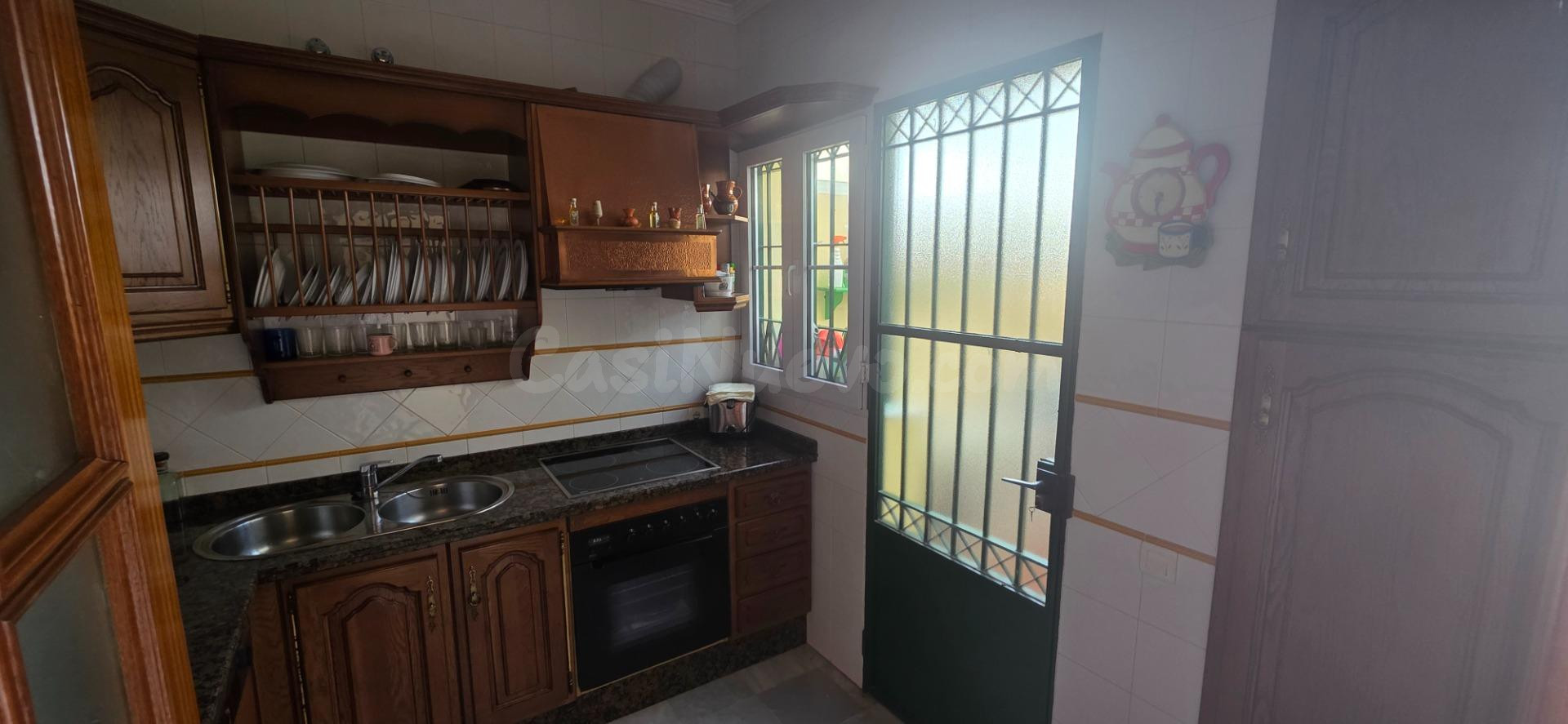 ADOSADO DE 4 DORMITORIOS CON GARAJE PRIVADO, PATIO Y VISTAS  - foto 5