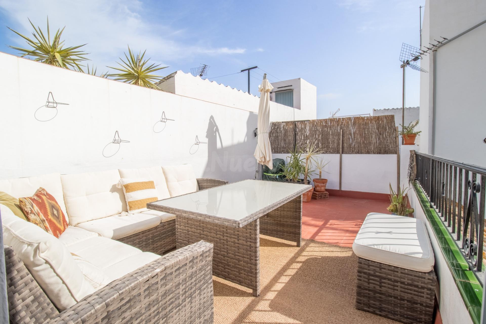 Encantadora casa adosada con terraza en la azotea en la prec