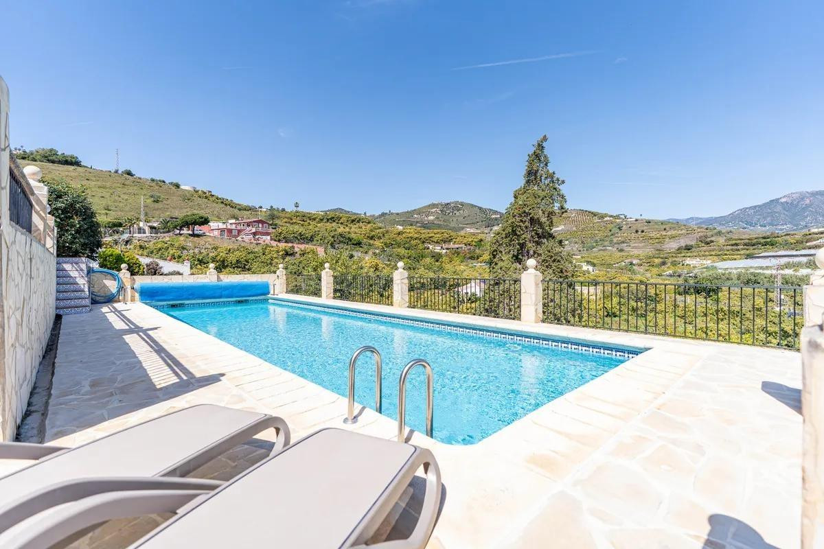 Villa exclusiva con piscina privada y casa de invitados independiente