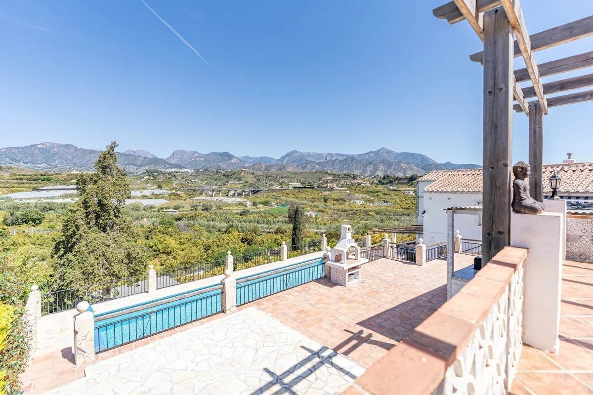 Villa exclusiva con piscina privada y casa de invitados inde - foto 2