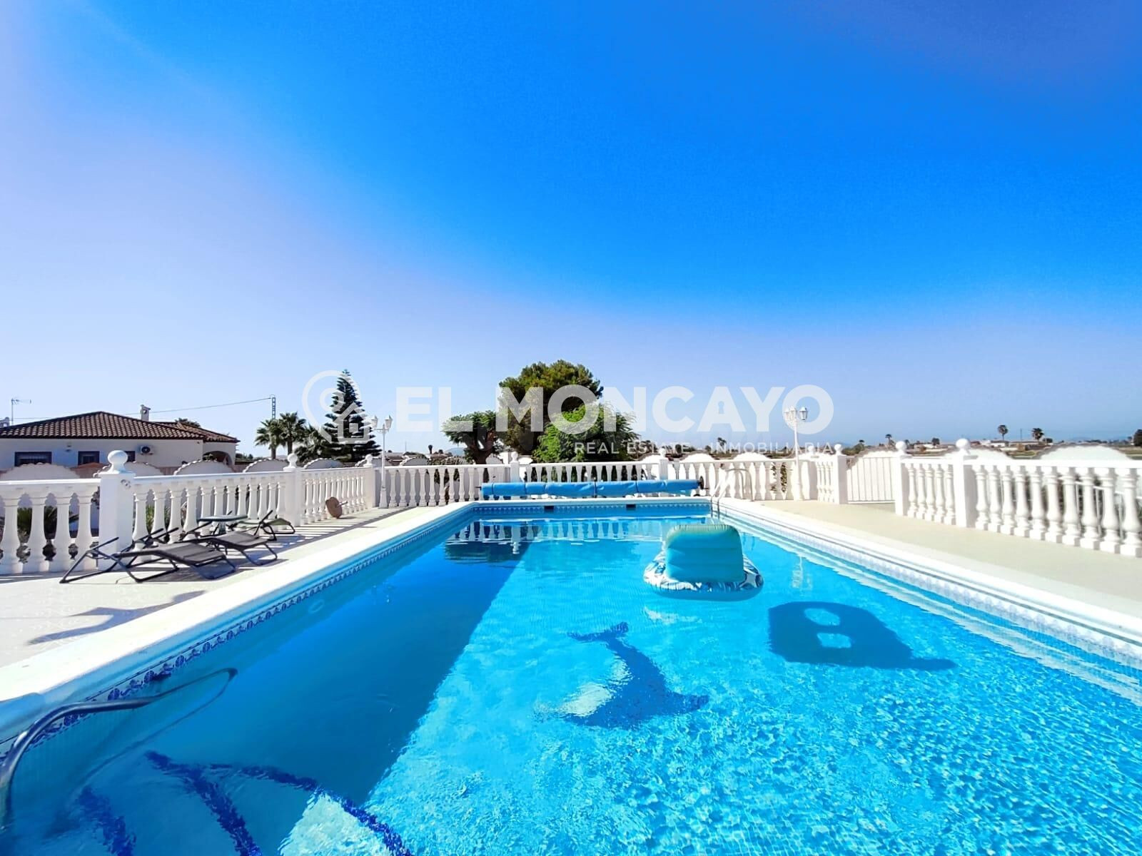 Fantástico chalet independiente con piscina privada y amplio