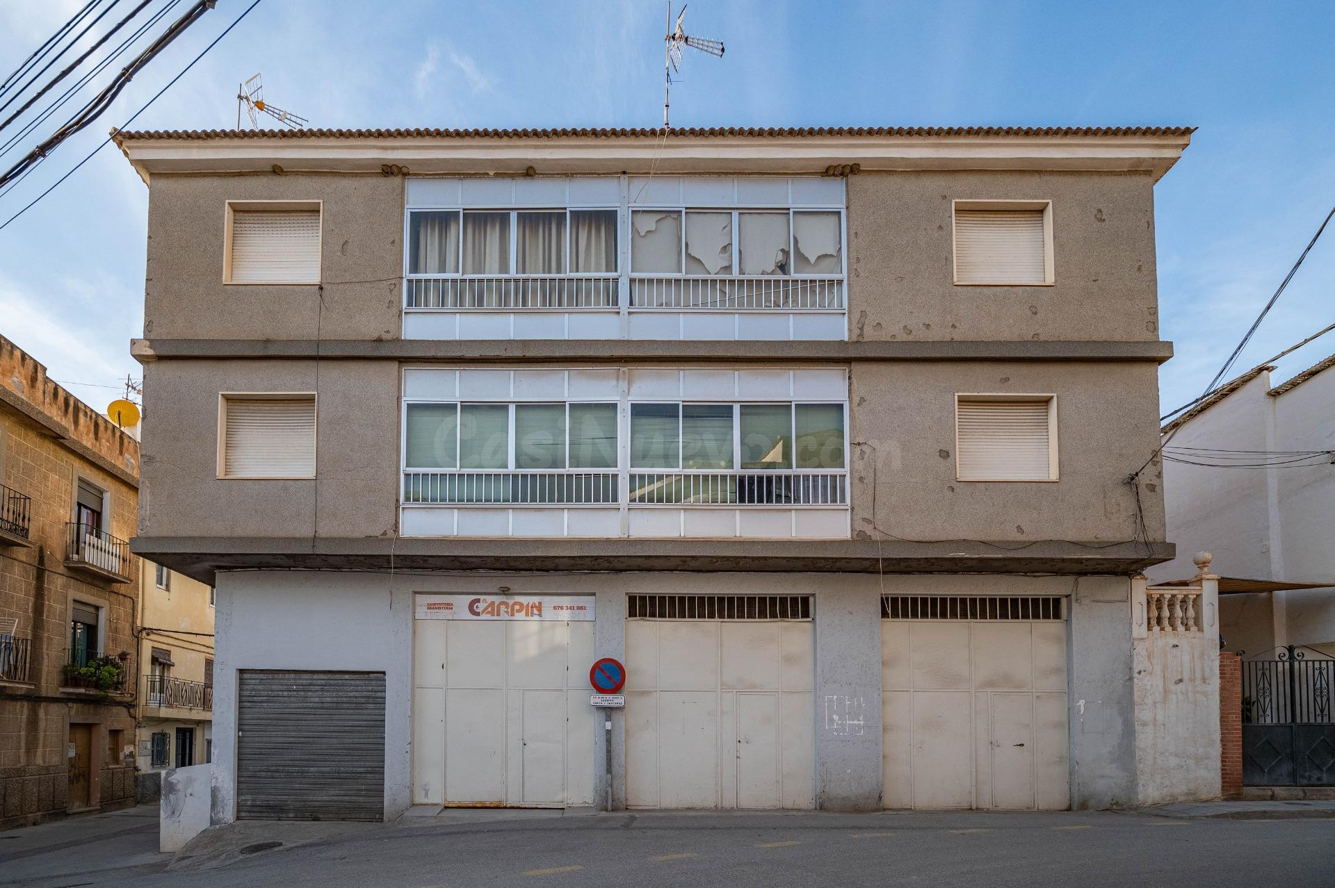 TRES AMPLIOS PISOS,LOCAL COMERCIAL , GARAJES Y GRAN SOLAR, E - foto 2