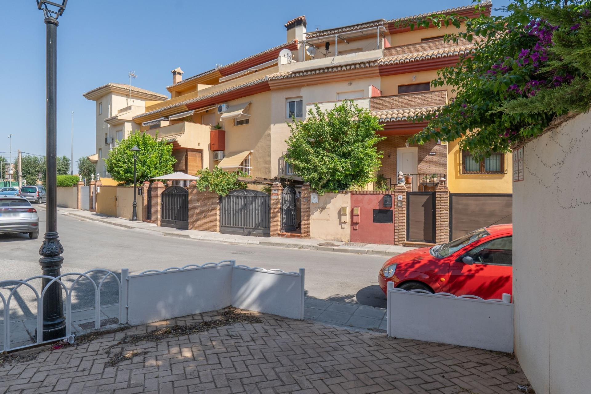 VIVIENDA UNIFAMILIAR ADOSADA EN OGIJARES