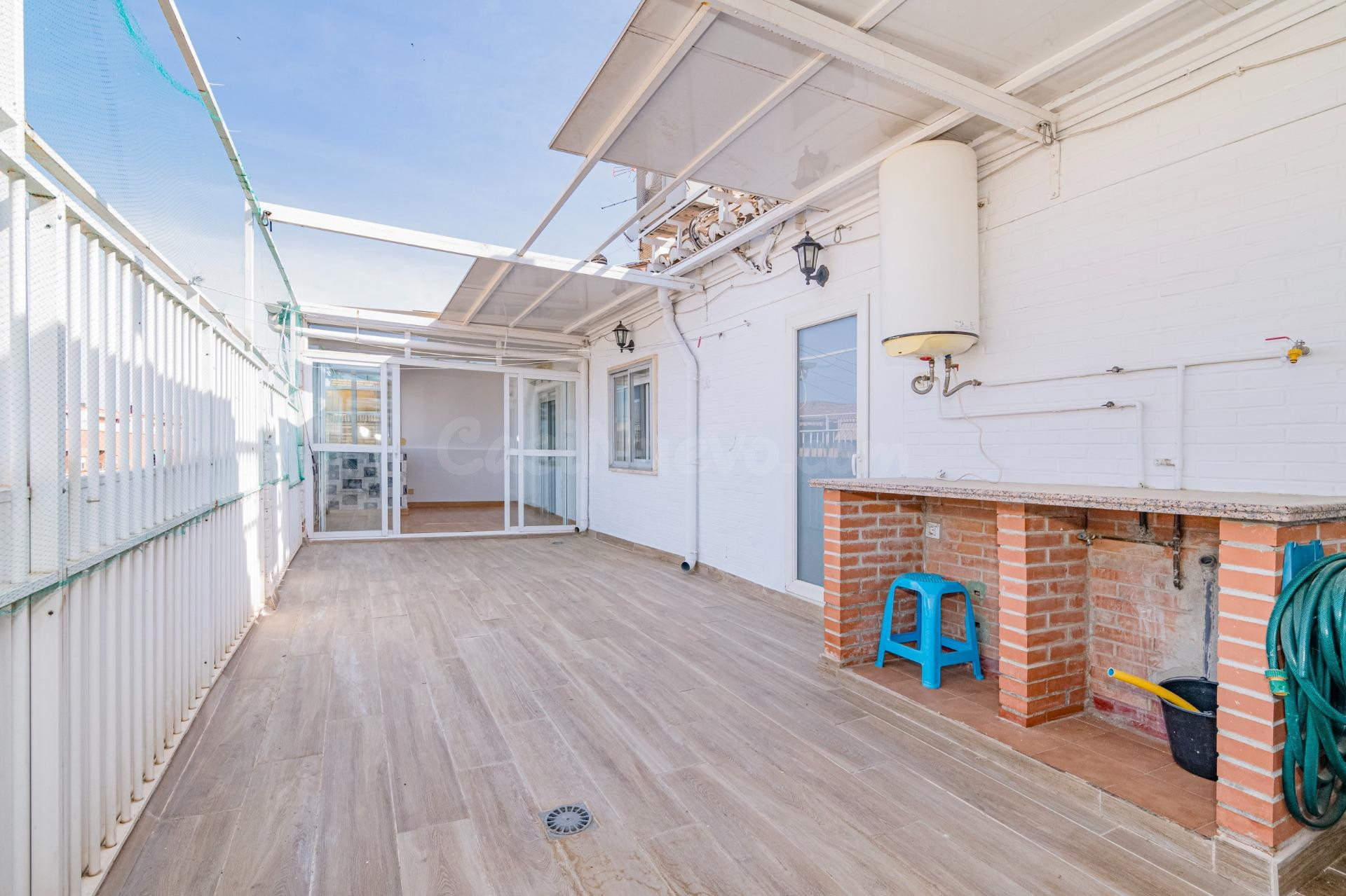 Atico muy amplio con gran terraza en Arabial - foto 3