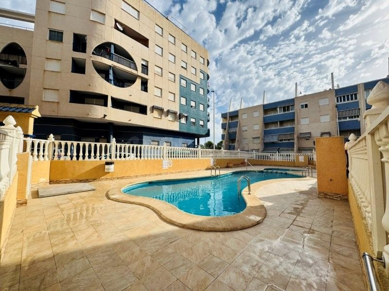 Planta baja con terraza de 25 metros cuadrados, garaje cerrado, 300 metros de la playa de La Mata