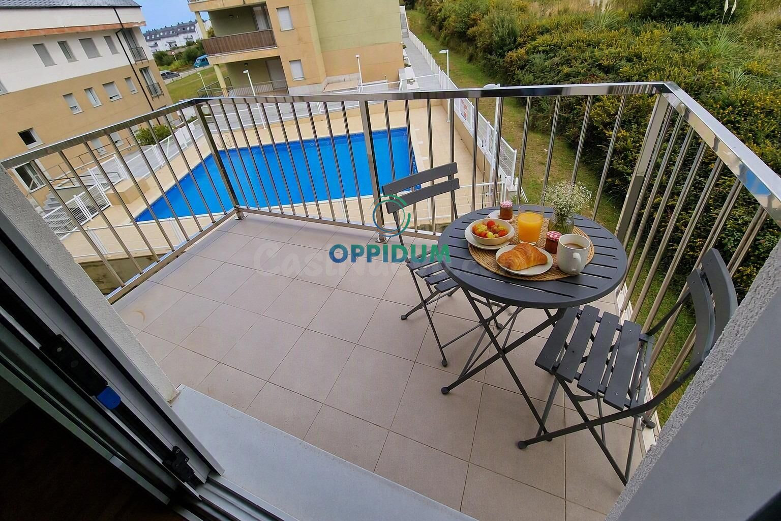 Piso con terraza y piscina cerca de la Playa de las Catedrales – 2 dormitorios, garaje y trastero en Barreiros, Lugo