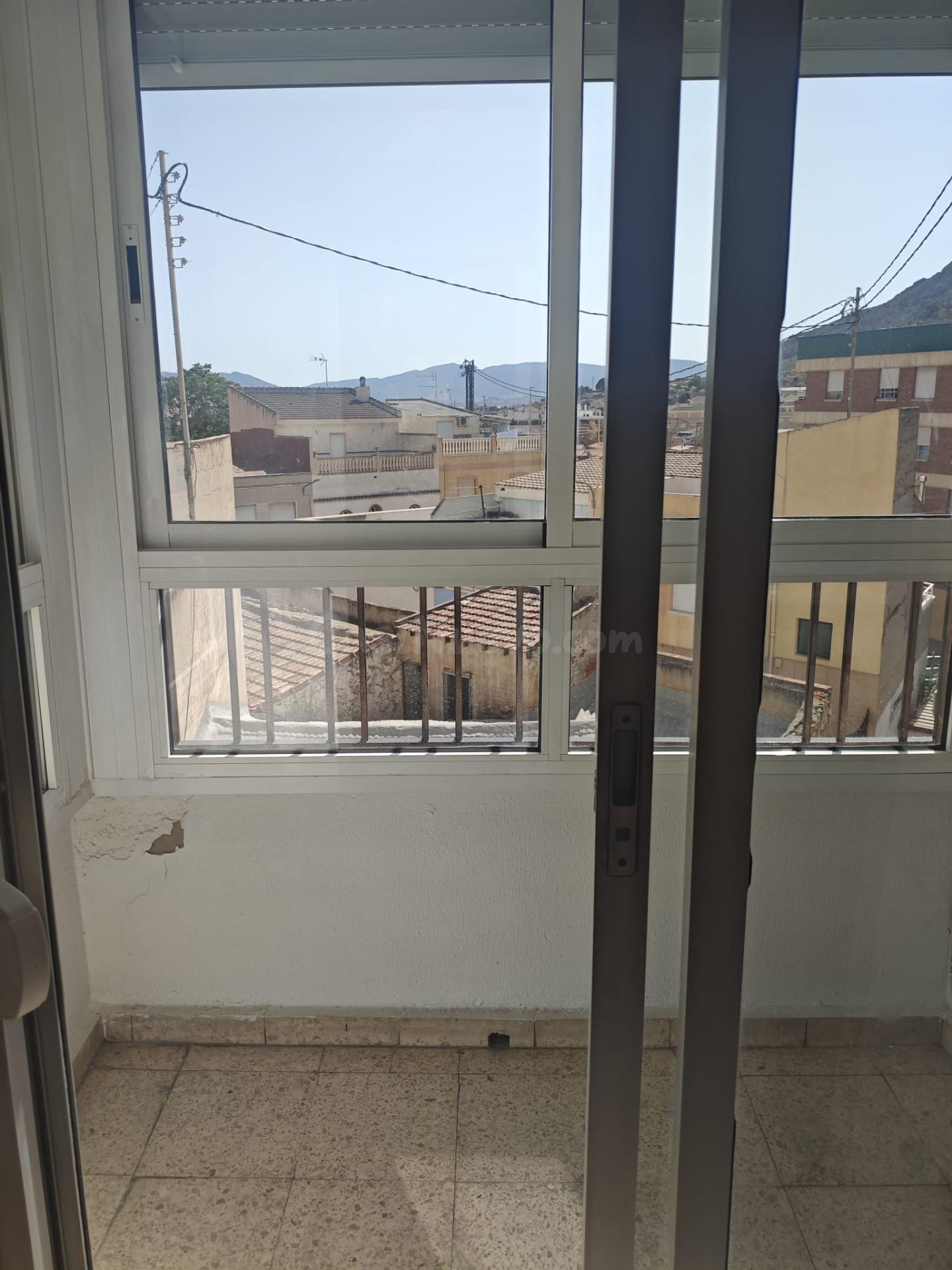 SE ALQUILA PISO EN ELDA CON 4 DORMITORIOS Y VARIOS BALCONES - foto 4
