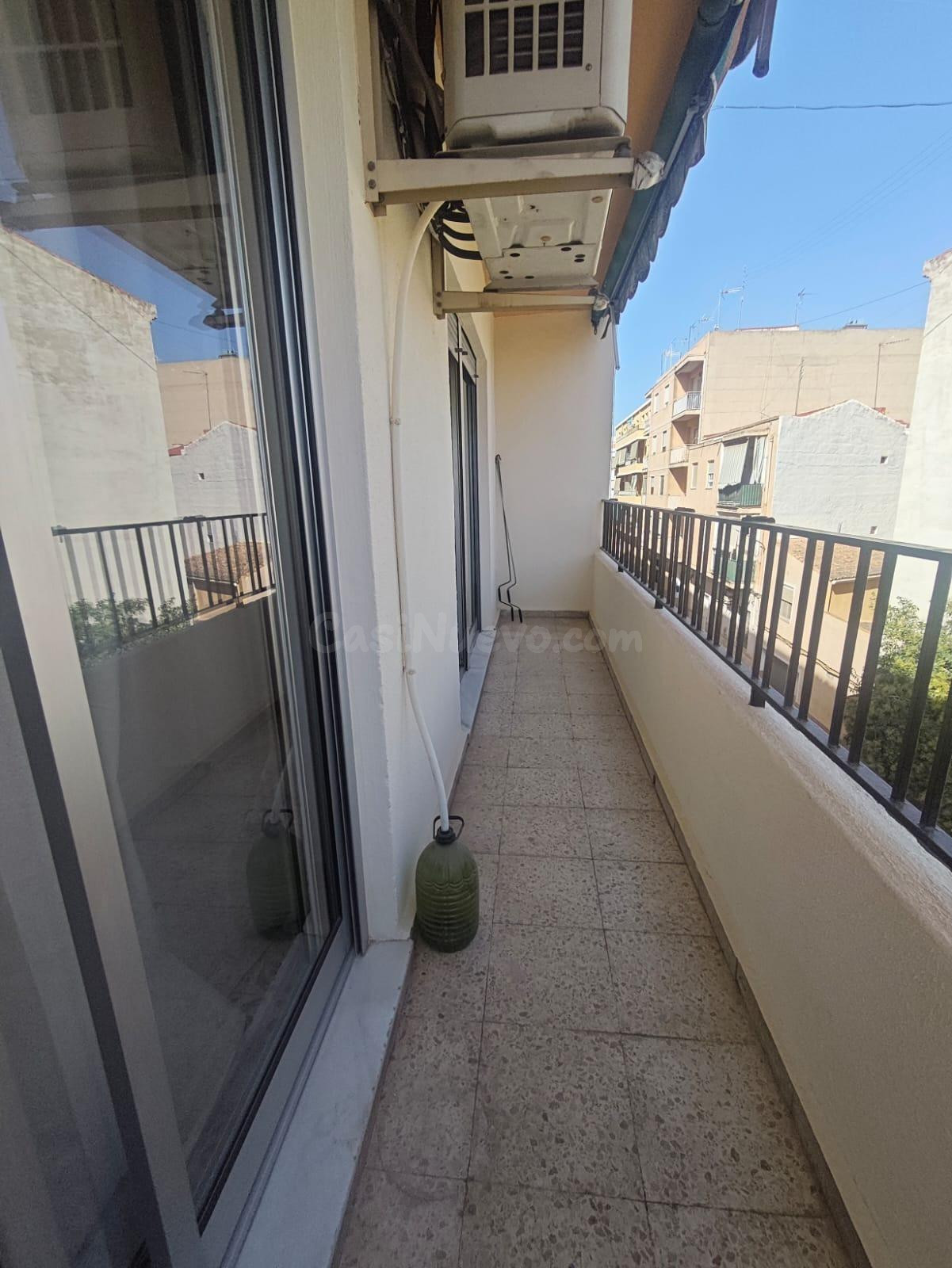 SE ALQUILA PISO EN ELDA CON 4 DORMITORIOS Y VARIOS BALCONES - foto 5