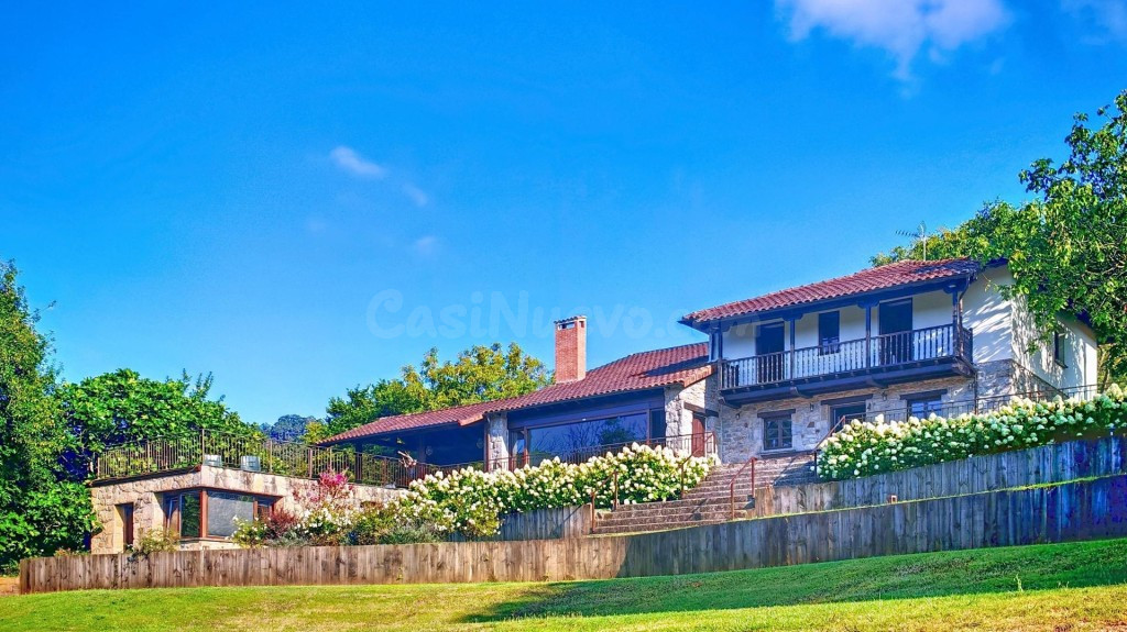 La Gualterina: una casona asturiana con alma, finca y piscina en el Valle de Arango.
