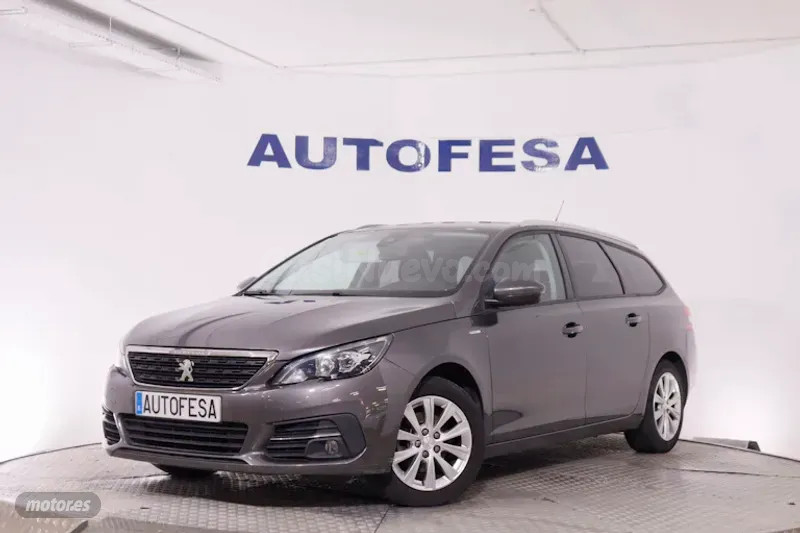 Peugeot 308 2019 con GPS y tecnología avanzada en Alpedrete