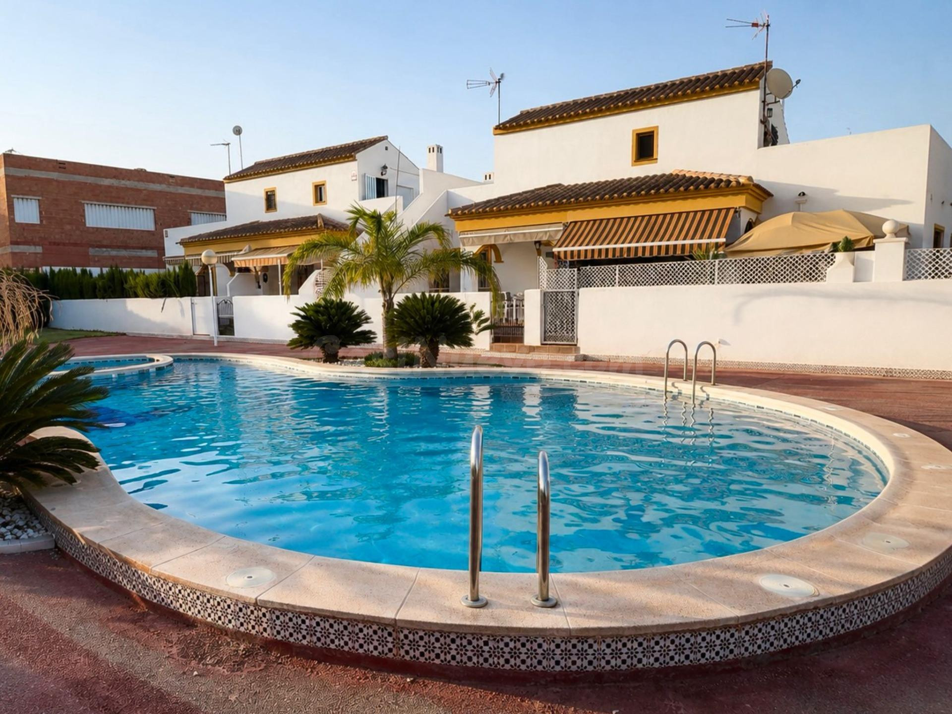 EXCLUSIVO CHALET CON AMPLIA TERRAZA EN PILAR DE LA HORADADA