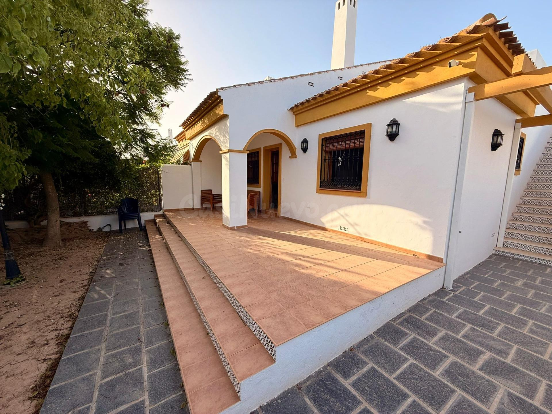 EXCLUSIVO CHALET CON AMPLIA TERRAZA EN PILAR DE LA HORADADA - foto 2
