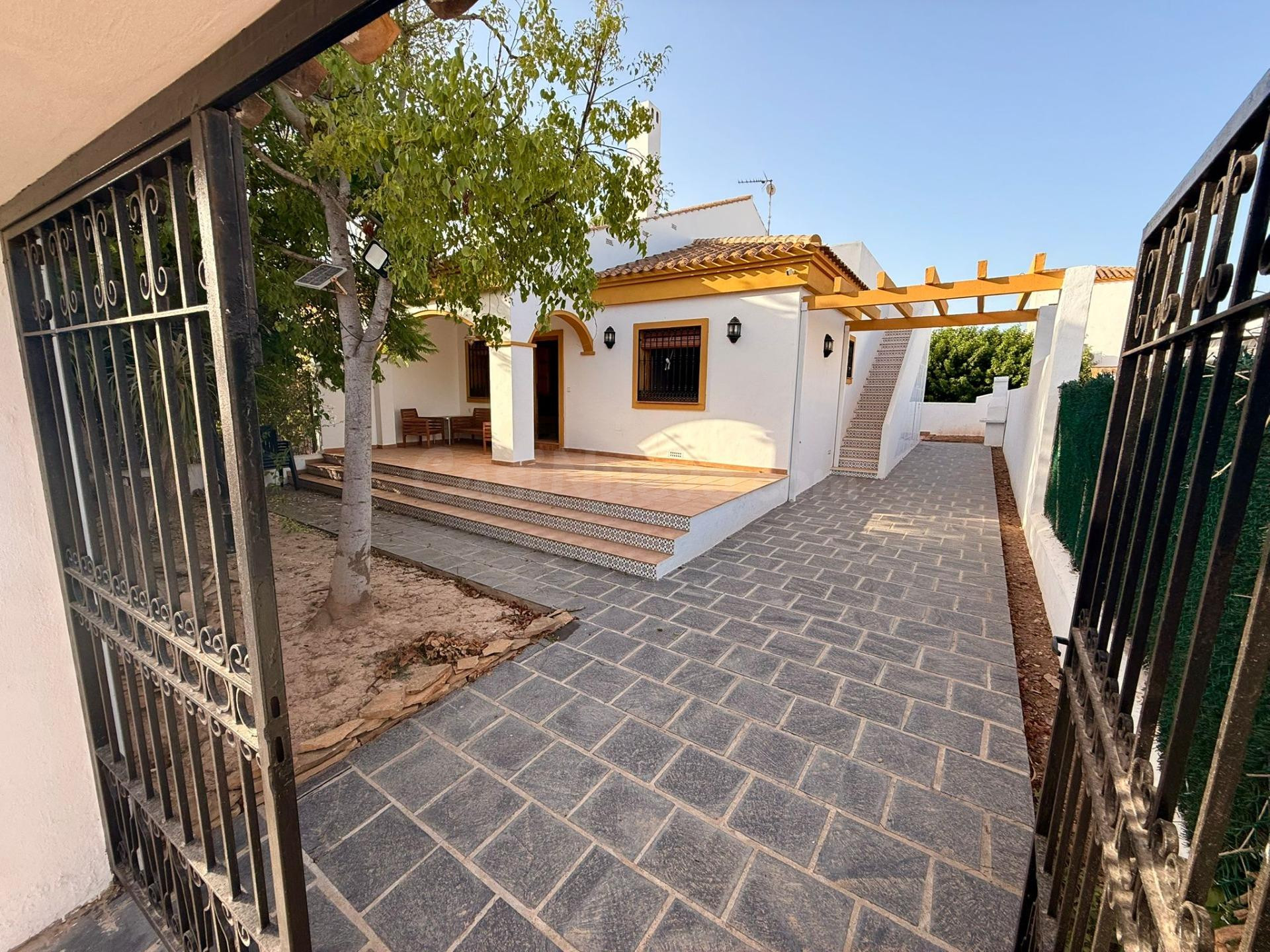 EXCLUSIVO CHALET CON AMPLIA TERRAZA EN PILAR DE LA HORADADA - foto 3
