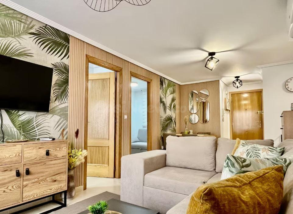 Apartamento con piscina comunitaria, Alicante, Torrevieja. 2 habitaciones, 53 m2, 1,4 kilómetros del mar