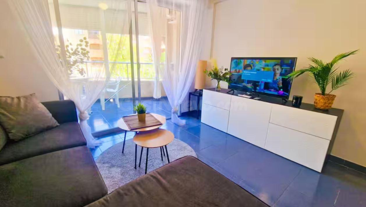 Apartamento con terraza, Alicante, Torrevieja. 1 habitación, 45 m2, 1 kilómetro al mar