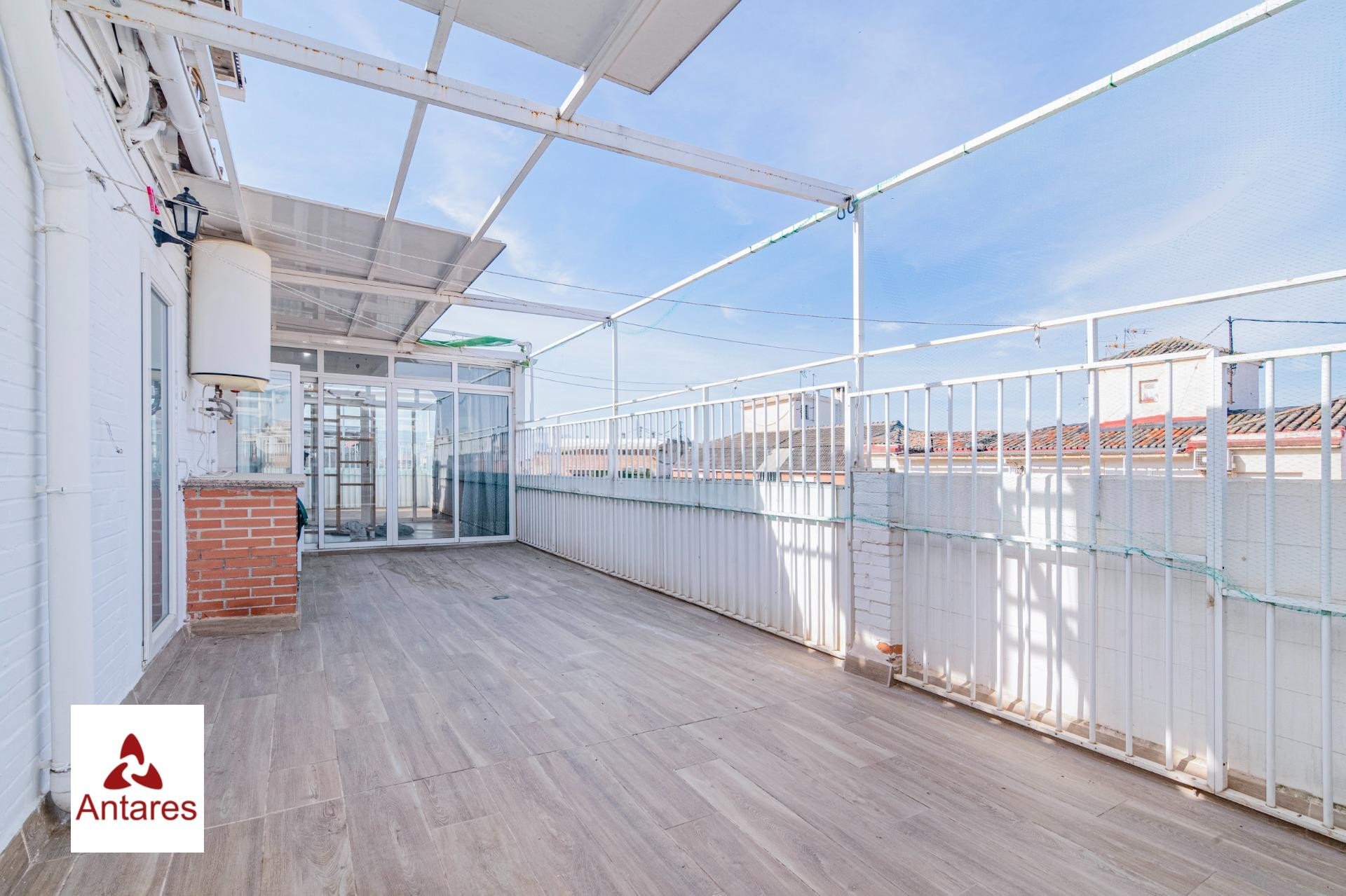 Atico muy amplio con gran terraza en Arabial
