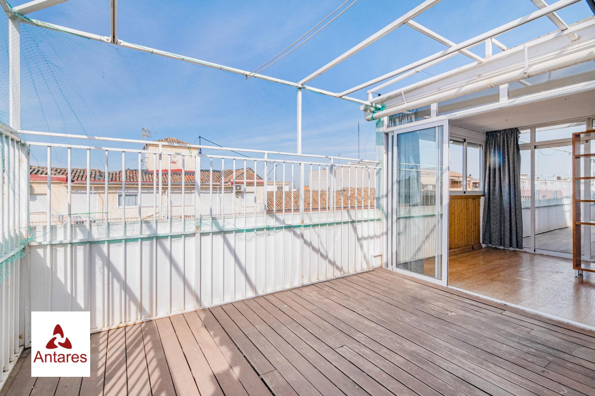 Atico muy amplio con gran terraza en Arabial - foto 2