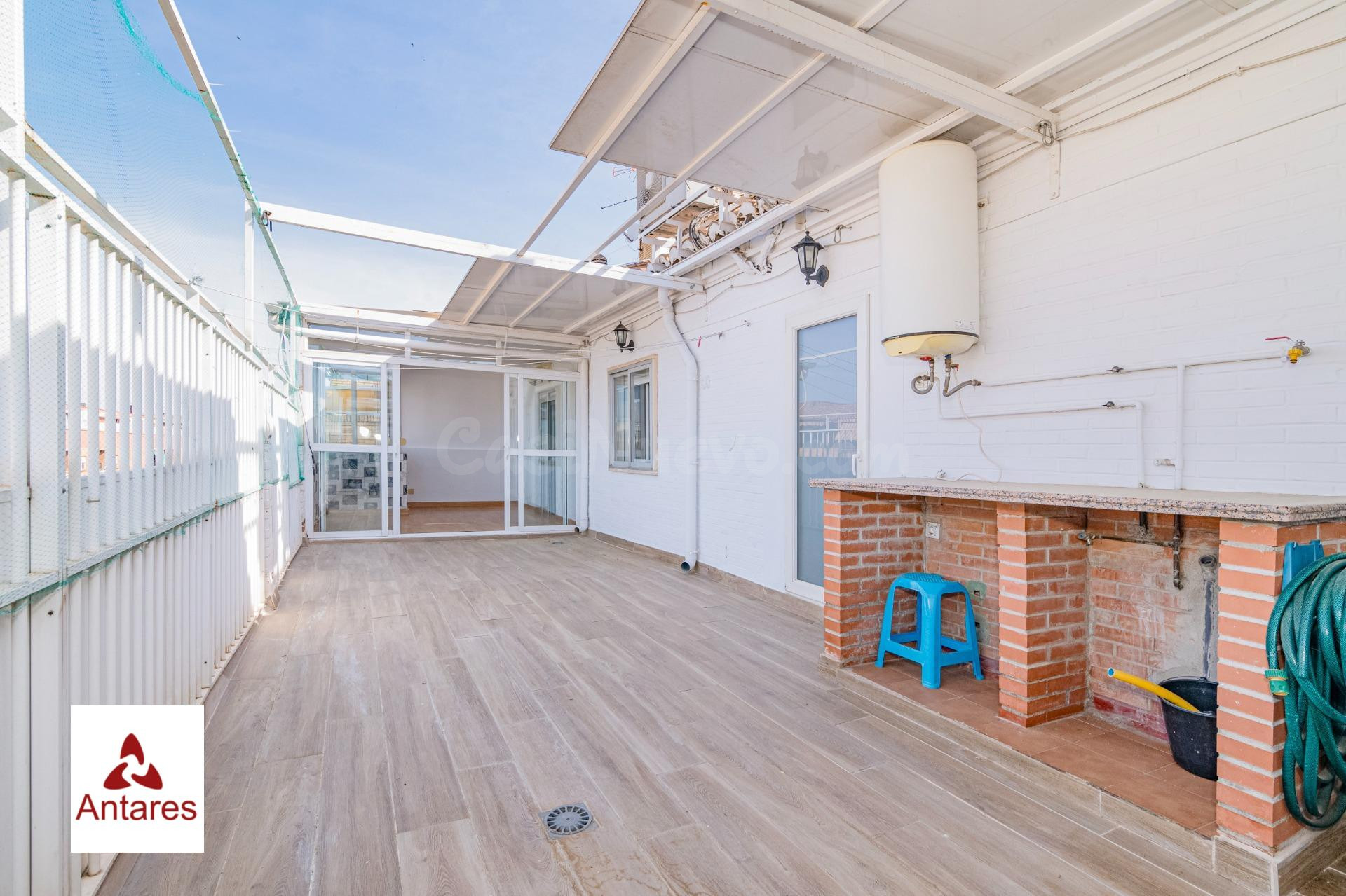 Atico muy amplio con gran terraza en Arabial - foto 3