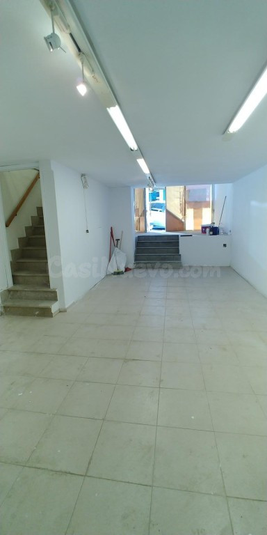 Amplio local de dos niveles en venta Santander