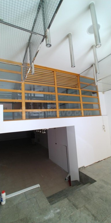 Amplio local de dos niveles en venta Santander - foto 2