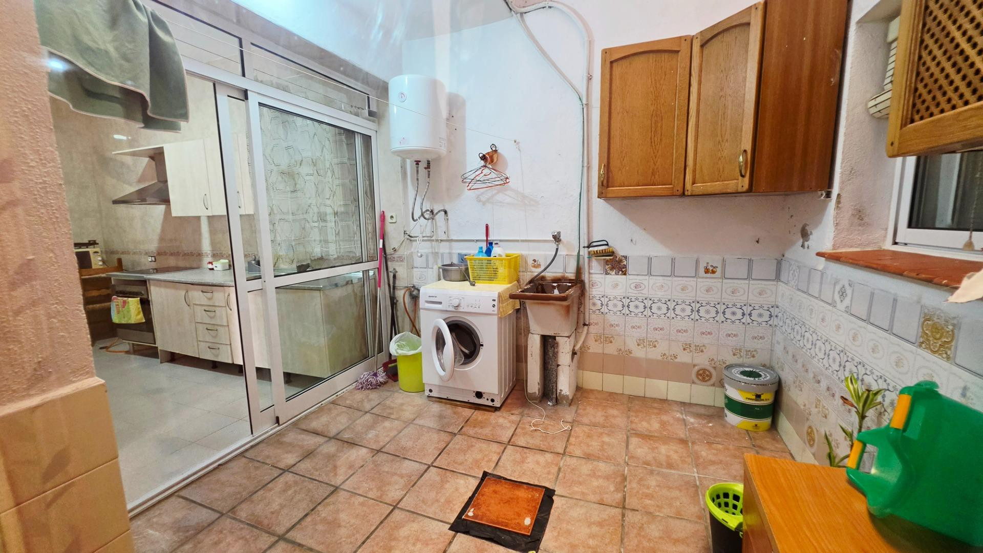 Casa mata en Benalmádena con 2 viviendas, 6 dormitorios y gr - foto 4