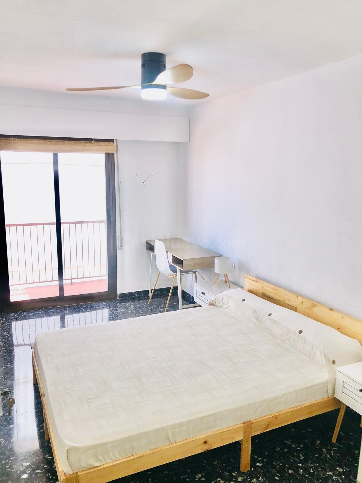 Piso reformado y amueblado 4+2 con terraza en La Roqueta - foto 3