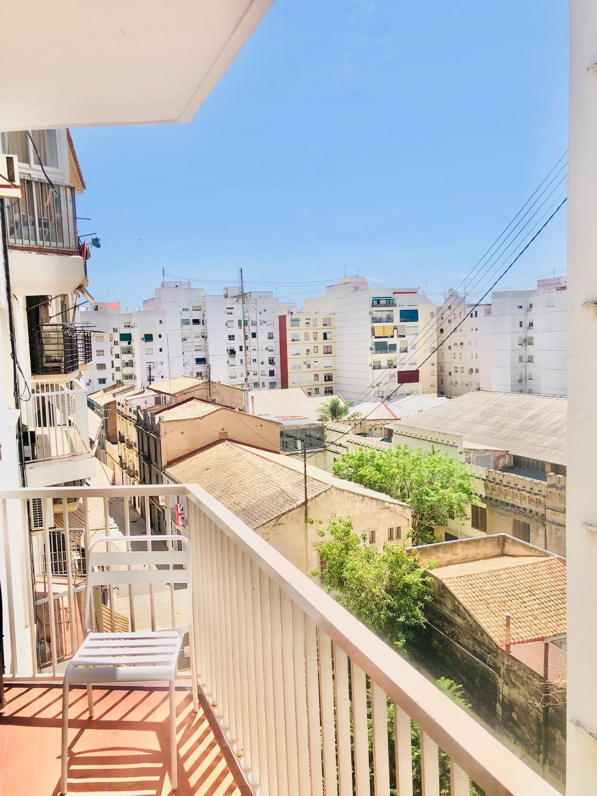 Piso reformado y amueblado 4+2 con terraza en La Roqueta - foto 4