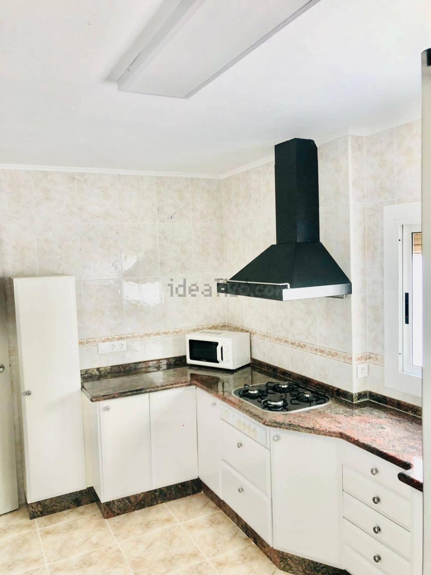 Piso reformado y amueblado 4+2 con terraza en La Roqueta - foto 5