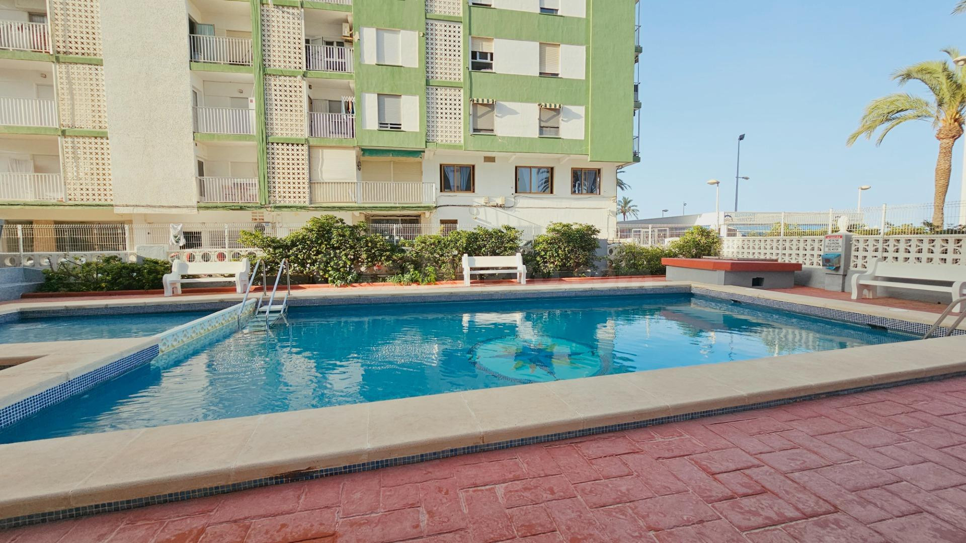 Apartamento con gran potencial en primera línea de playa y p - foto 4