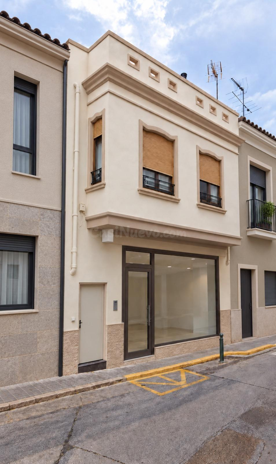 Vivienda con local comercial y amplias terrazas