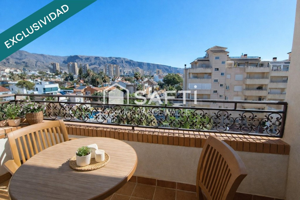 Piso de 3 dormitorios con terraza, vistas despejadas y piscina comunitaria en Costa África, a un paso de la playa