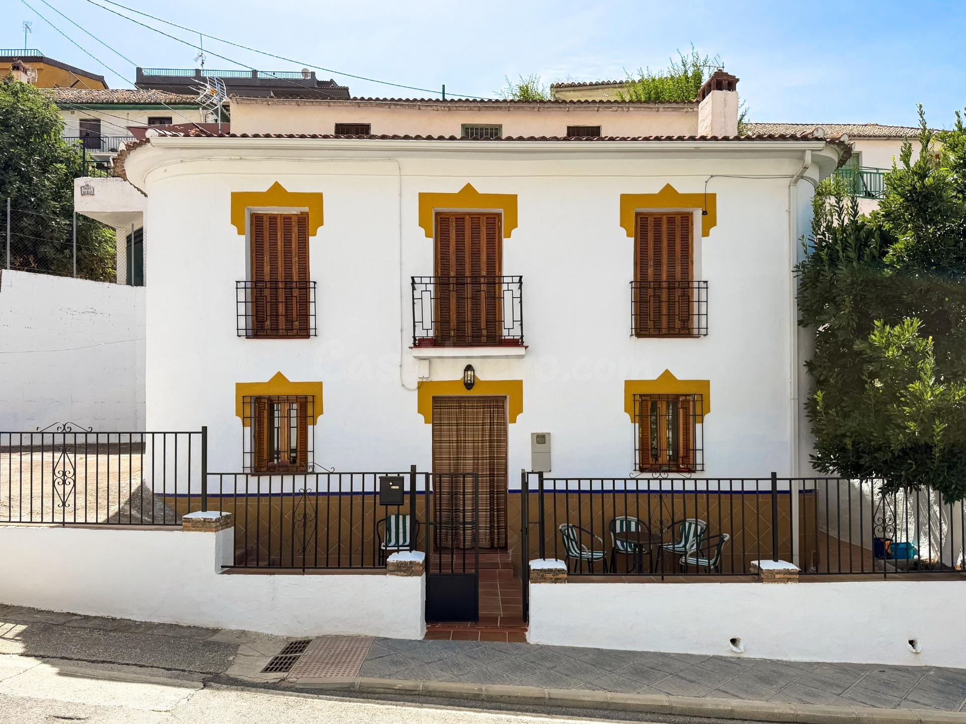 Casa independiente en la entrada de Pinos Genil. (A 10 minutos de Granada)