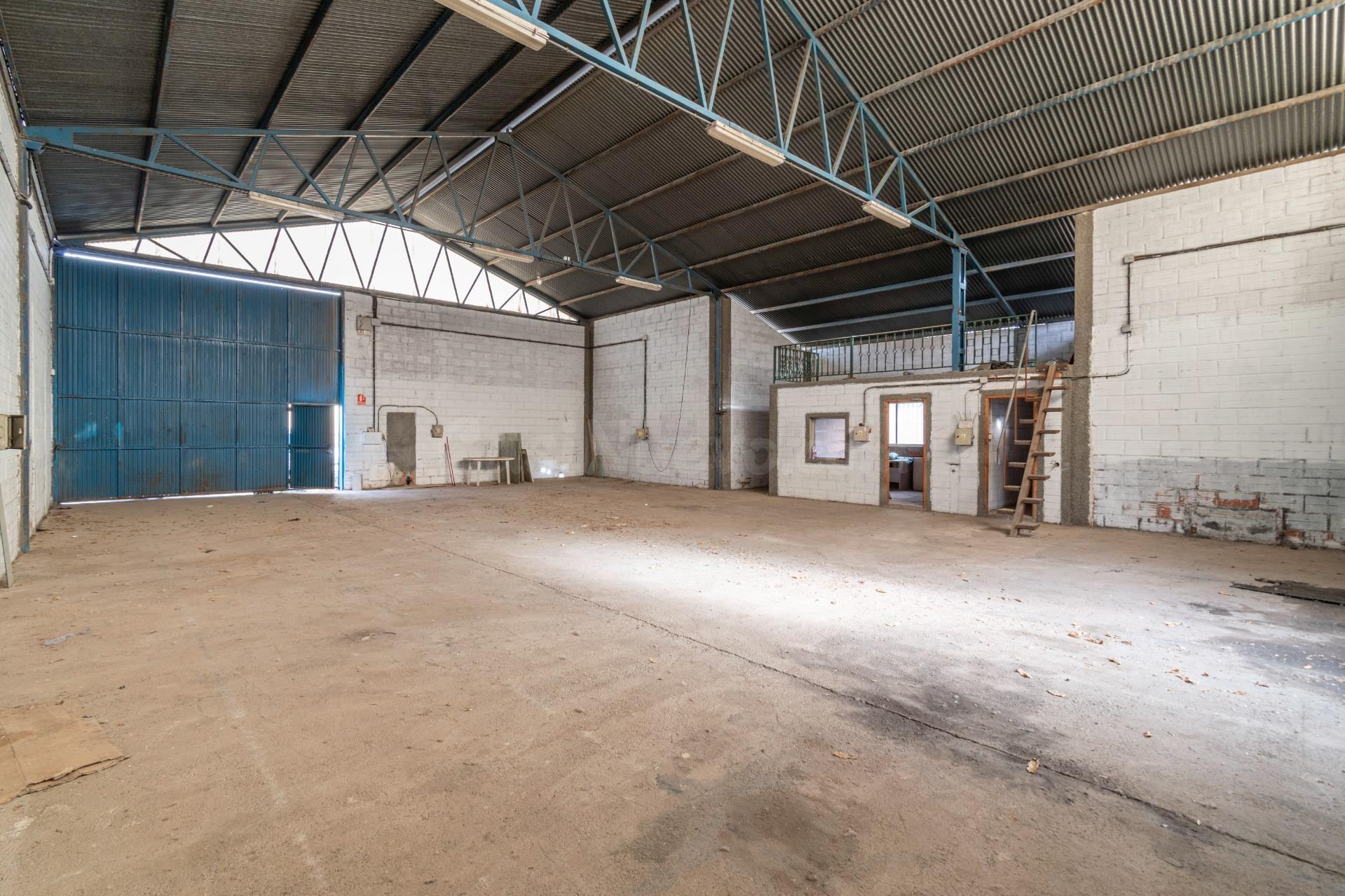 NAVE INDUSTRIAL DE 240M2 EN JUN-GRANADA - foto 2