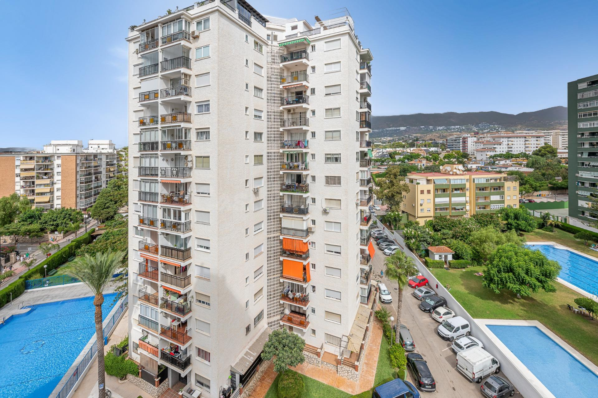 AMPLIA VIVIENDA DE 3 DORMITORIOS CON TERRAZA, PISCINA Y PARK