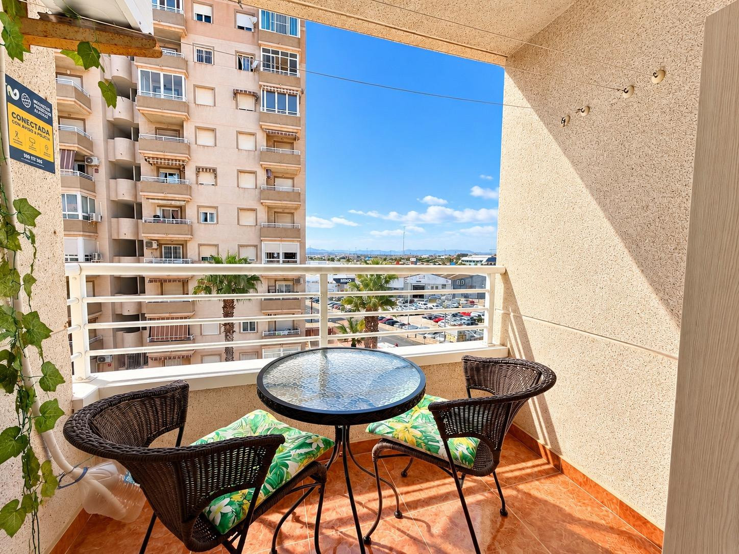 Piso con terraza y piscina en residencial cerrado