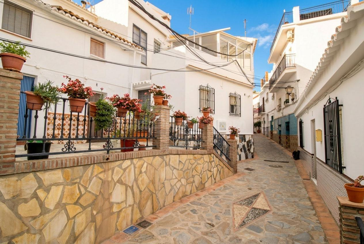 Casa adosada en el corazón de Sayalonga!
