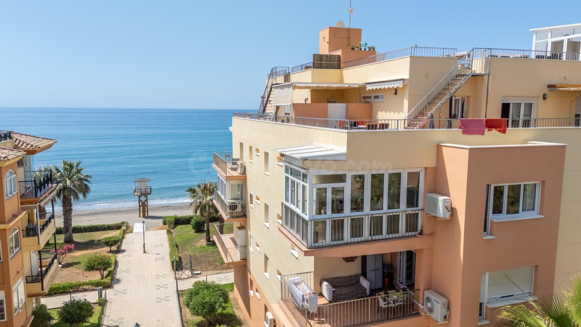 Luminoso y amplio apartamento en primera línea de playa en E