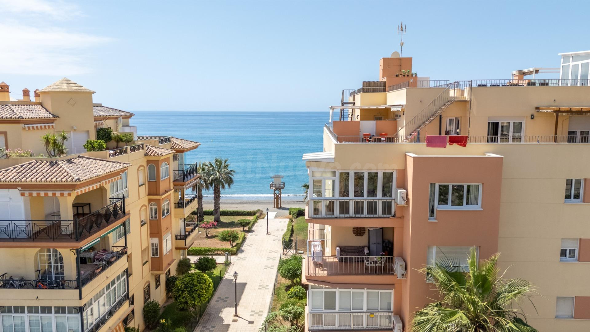 Luminoso y amplio apartamento en primera línea de playa en E - foto 2