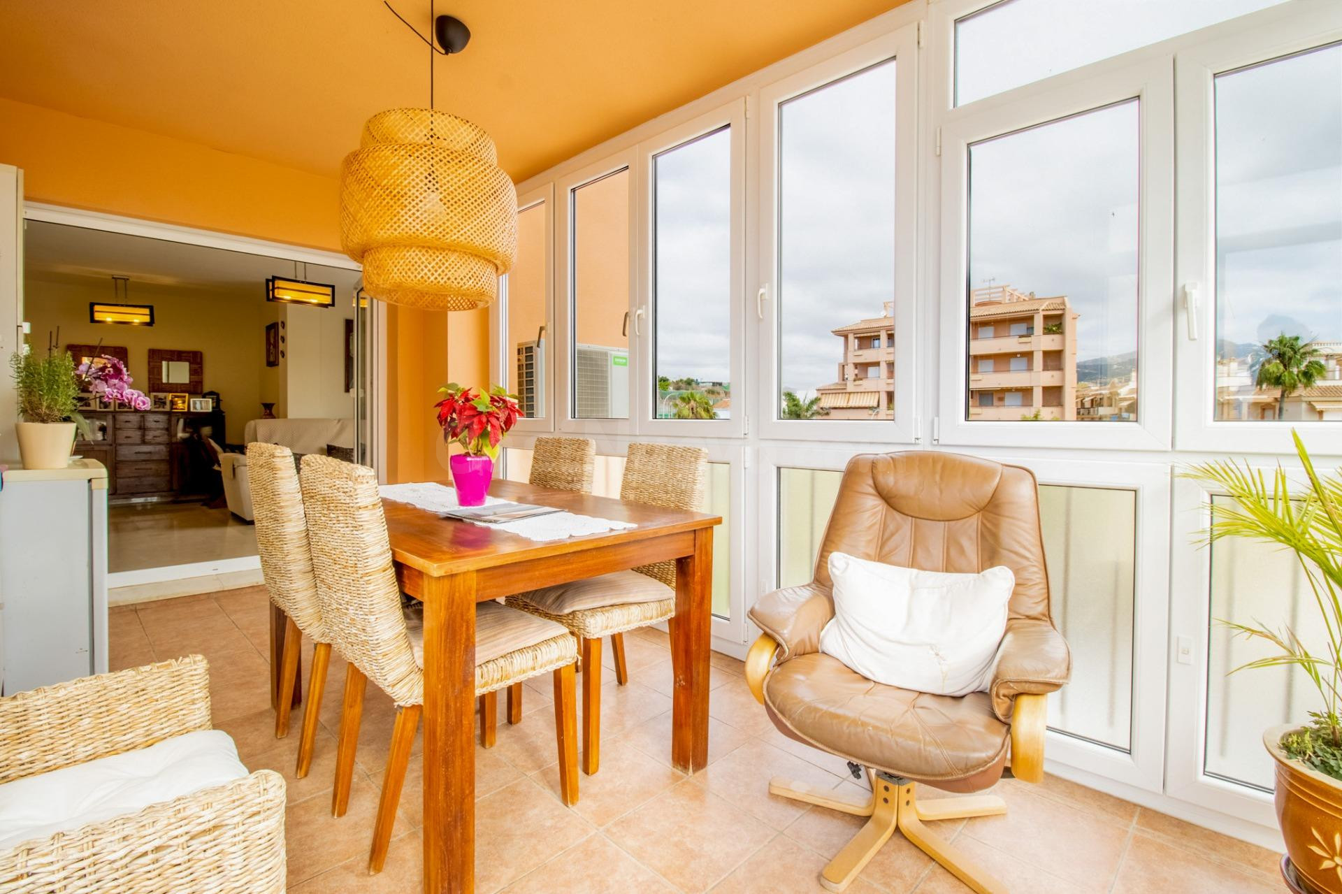 Luminoso y amplio apartamento en primera línea de playa en E - foto 4