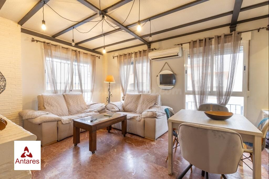 Casa adosada en urbanización con piscina junto al Ferial