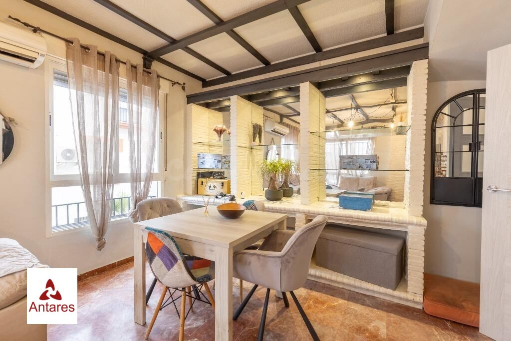 Casa adosada en urbanización con piscina junto al Ferial - foto 2