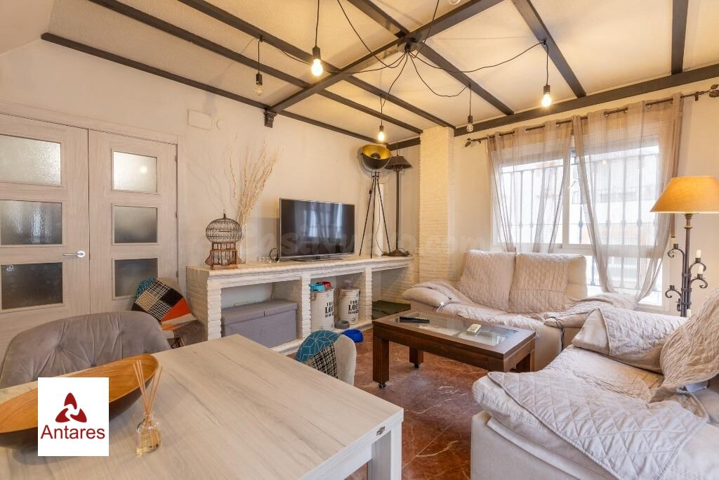 Casa adosada en urbanización con piscina junto al Ferial - foto 3
