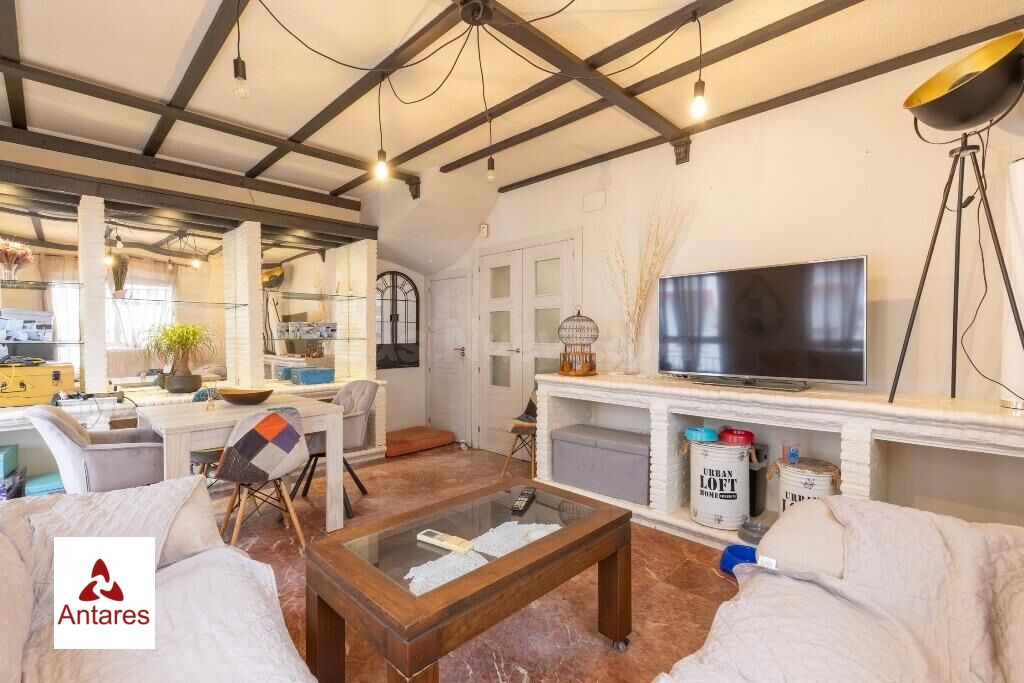 Casa adosada en urbanización con piscina junto al Ferial - foto 4